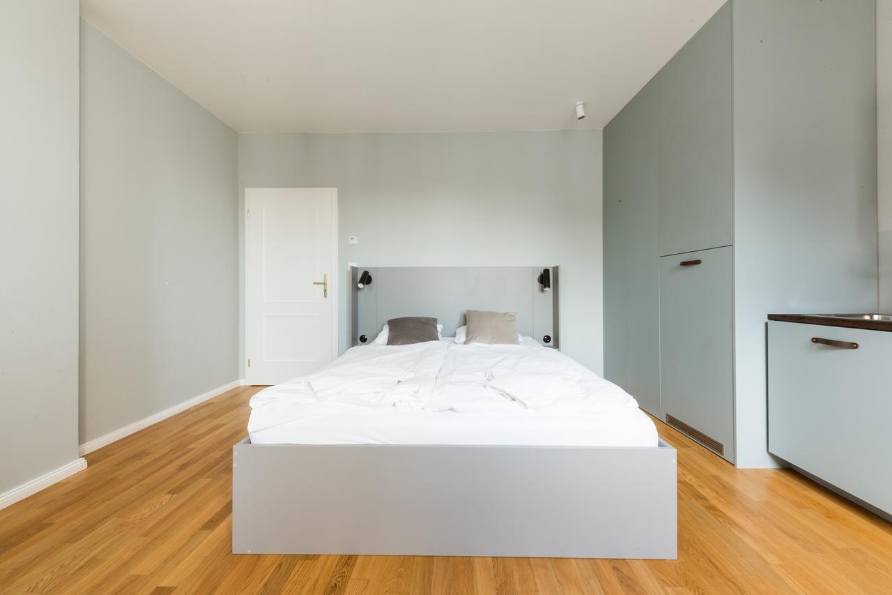 Days - Sunny Riverside With Terraces Apartment Prag